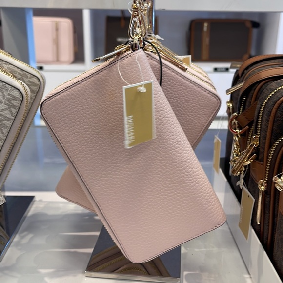 Michael Kors Jet Set Travel Large Flat Multifunction Phone Case Wristlet 
NWT - Picture 4 of 16